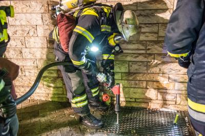 Weinstadt-Endersbach: Rauch aus Lichtschacht loest Feuerwehreinsatz aus